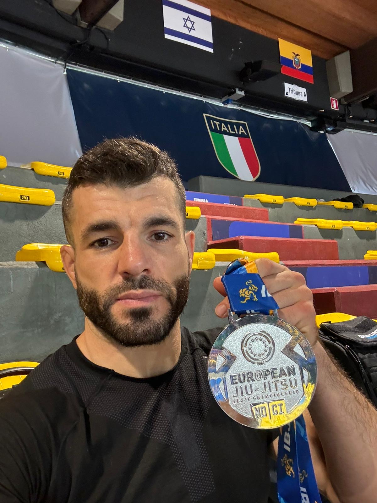 David Campos posa con su medalla de plata en el IBJJF de Roma 2024