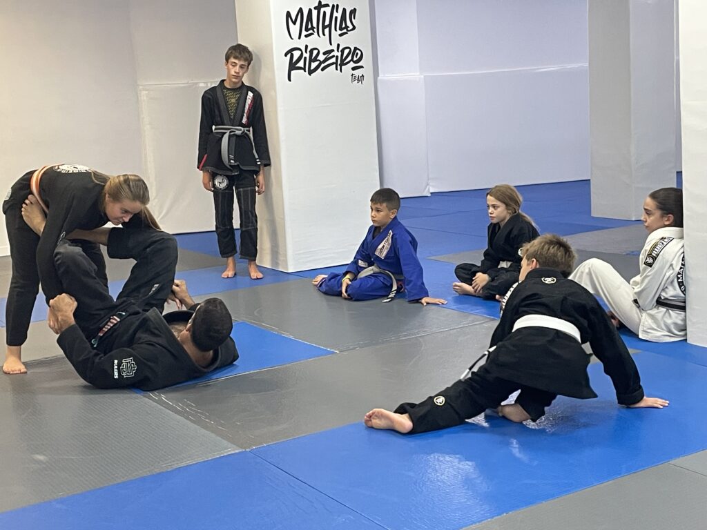 Mathias Ribeiro explicando una técnica en la nueva clase específica de competición