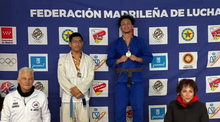 Alumnos y profesores entrenando Jiu-Jitsu Brasileño en el tatami de Mathias Ribeiro Team en Hortaleza Madrid