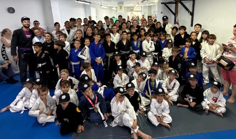 Niños aprendiendo psicomotricidad y valores de Jiu-Jitsu Brasileño infantil en Hortaleza