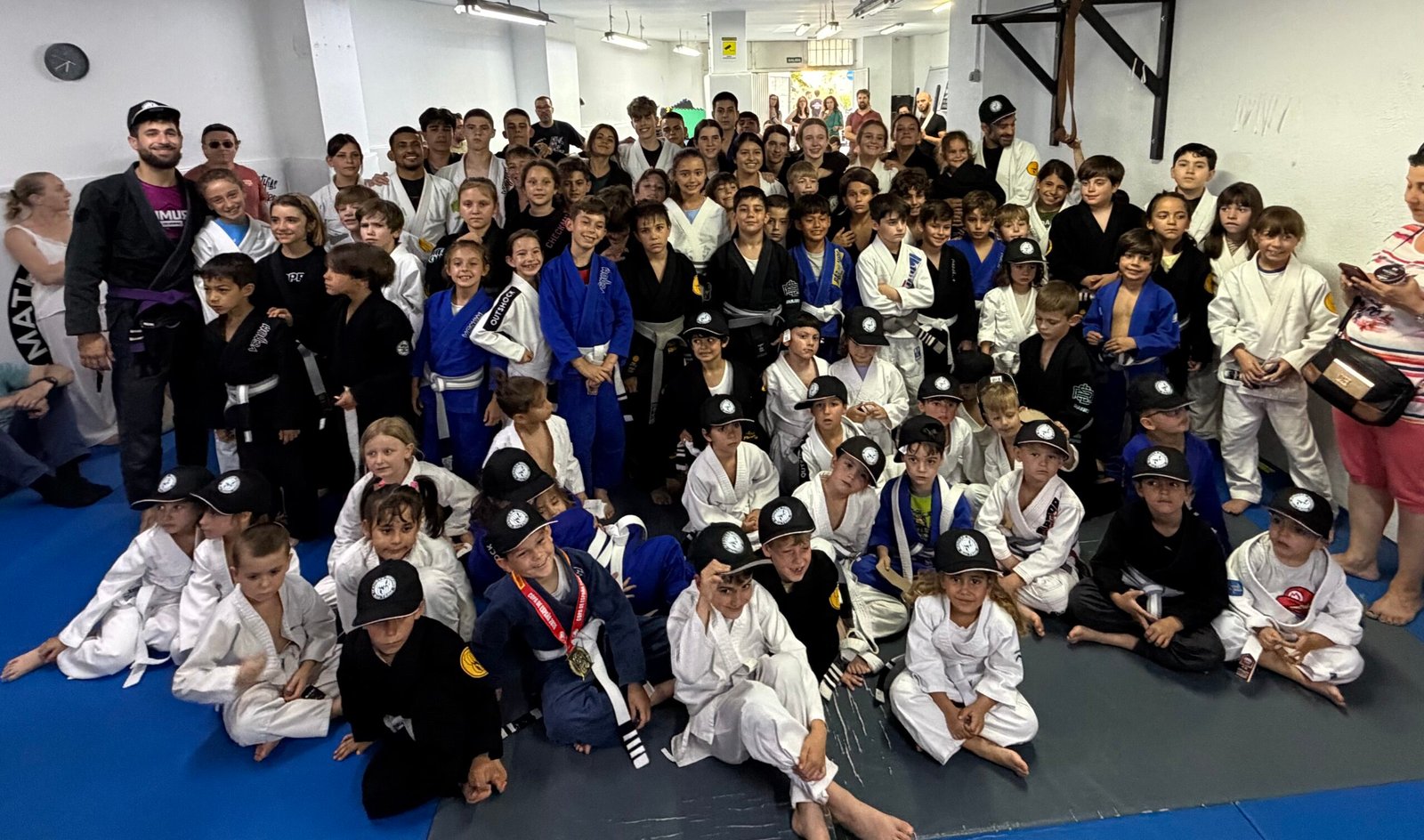 Niños aprendiendo psicomotricidad y valores de Jiu-Jitsu Brasileño infantil en Hortaleza